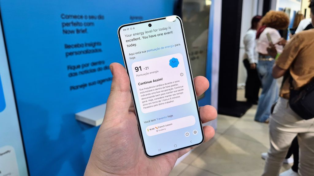 Celular Galaxy S25 ao centro com a tela do Now Brief em exibição