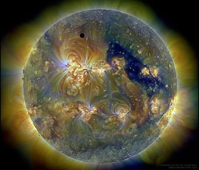 Trânsito de Vênus pelo Sol; o planeta aparece na parte superior da imagem (Imagem: Reprodução/NASA/SDO & the AIA, EVE, and HMI teams; Digital Composition: Peter L. Dove)