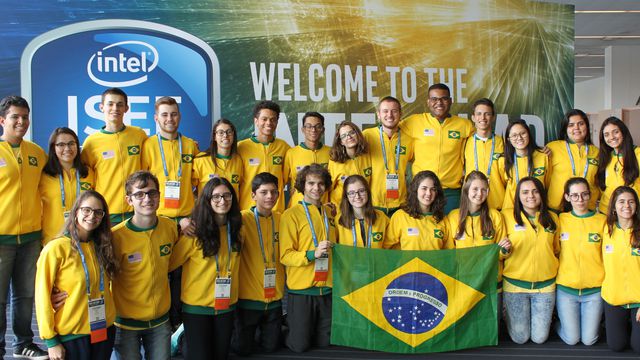 Estudantes brasileiros ganham destaque e são premiados na ISEF 2018
