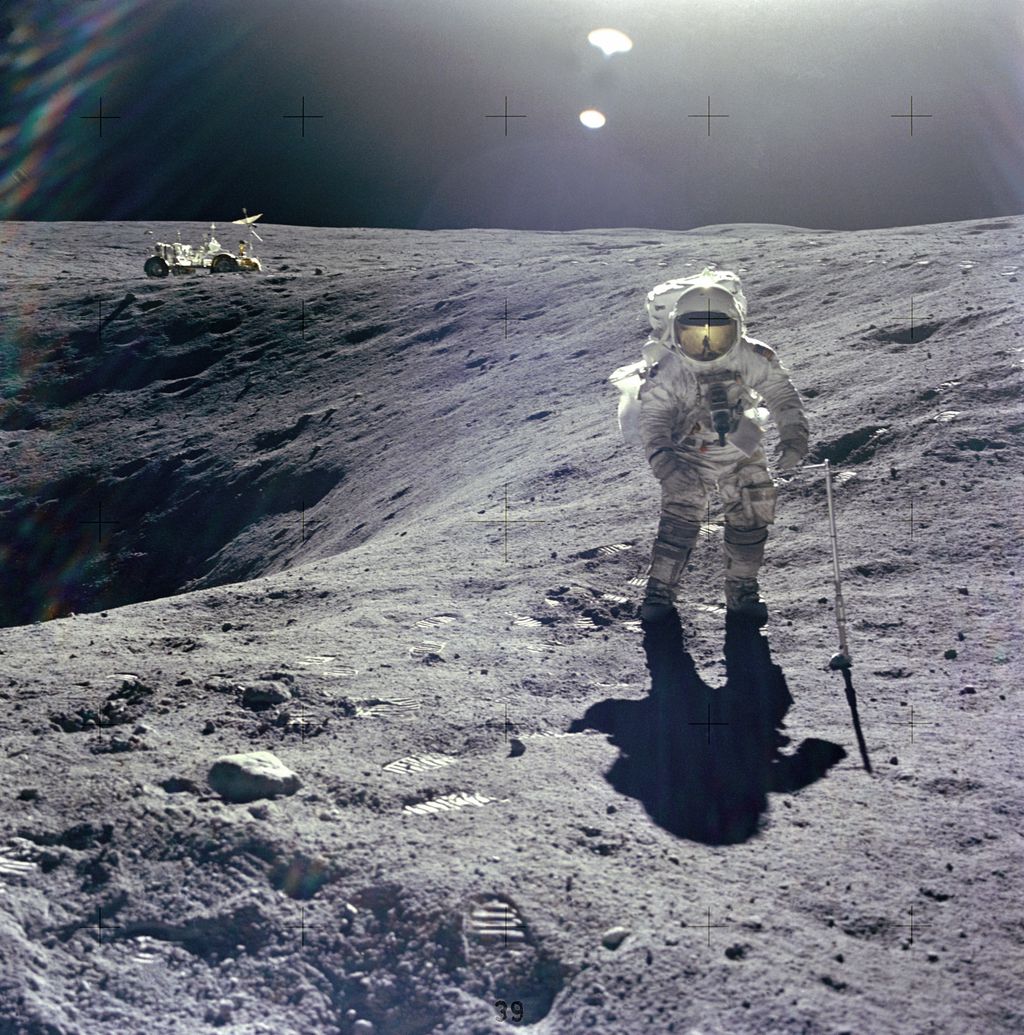 Charles Duke na Lua (Imagem: Reprodução/NASA)
