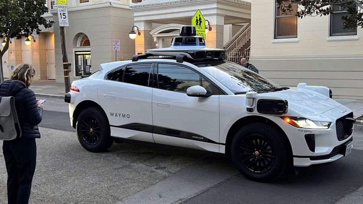 Táxi sem motorista se atrapalha em fila de Drive-Thru e causa confusão