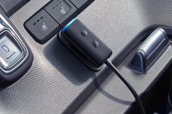 Echo Auto chega com formato mais compacto e discreto (Imagem: Divulgação/Amazon)