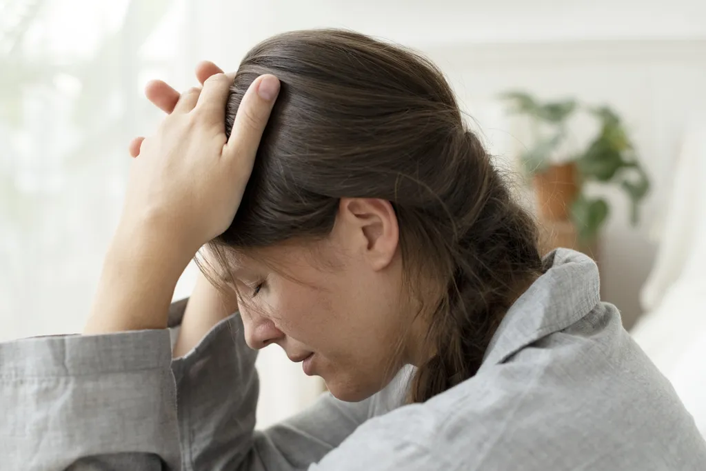 A covid longa pode ser marcada por diferentes sintomas, como dores de cabeça crônicas ou problemas de memória (Imagem: Rawpixel.com/Freepik)