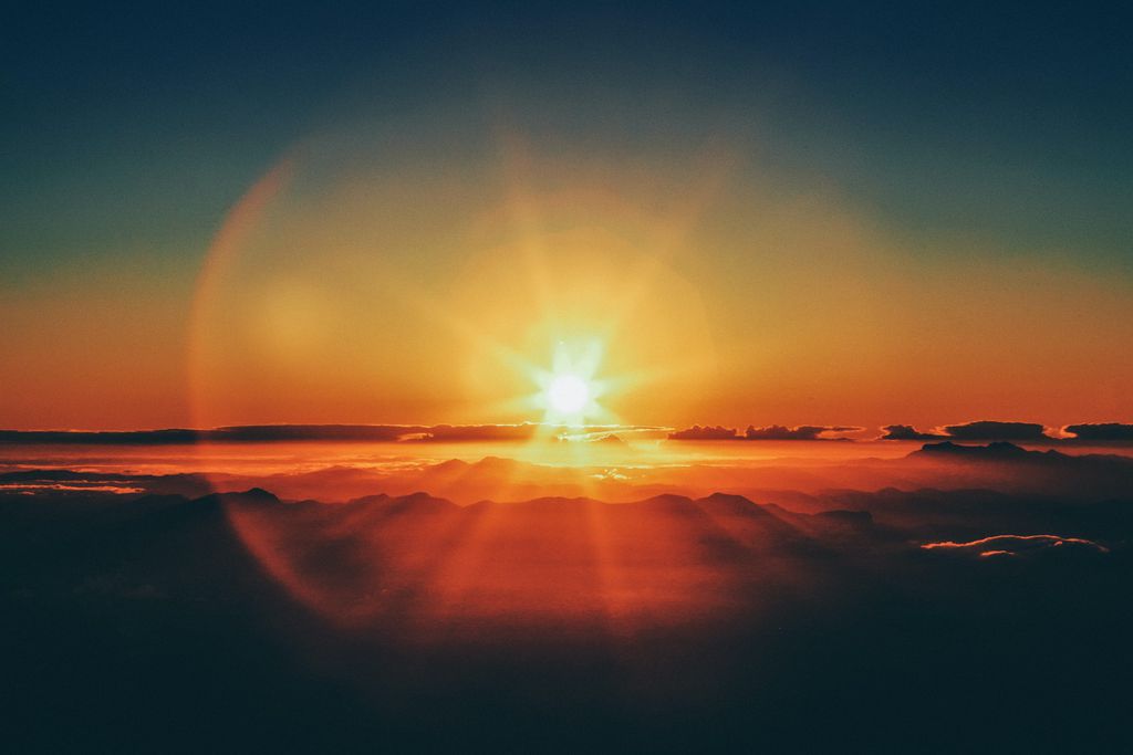 A luz do Sol leva oito minutos para chegar à Terra (Imagem: Reprodução/Jonathan Borba/Unsplash)