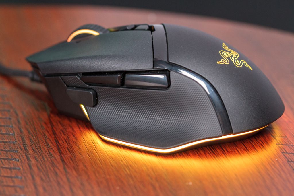 Mouse da Razer tem apoio para o polegar no lado esquerdo (Imagem: Ivo/Canaltech)