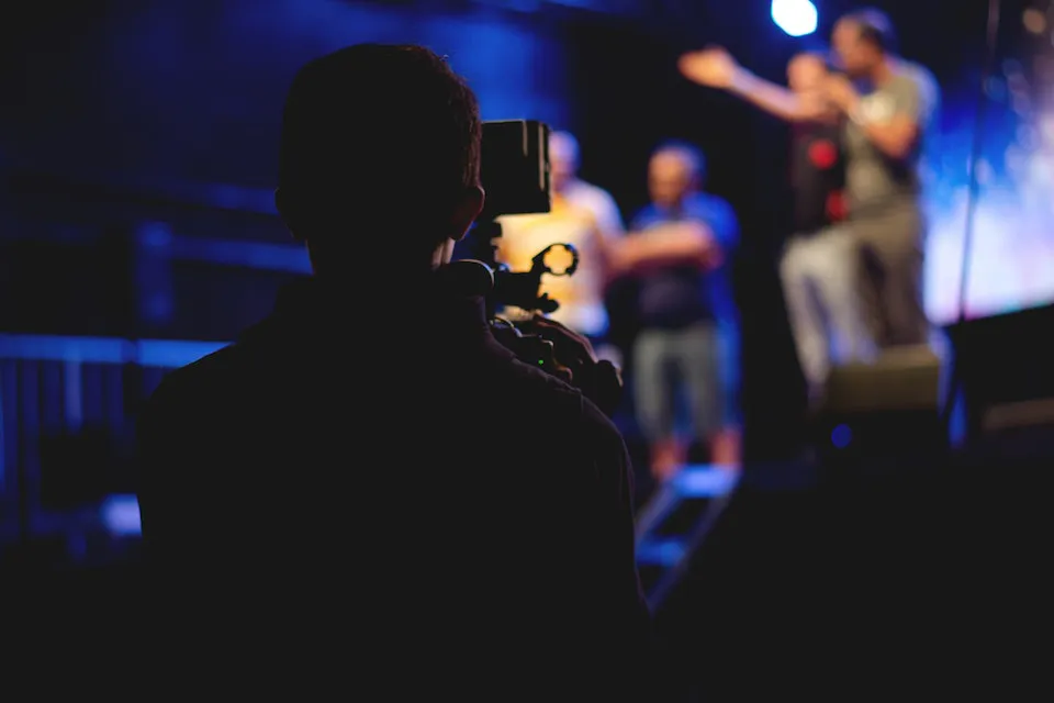 Equipamentos de qualidade aproximam a experiência de quem está em casa com o evento físico (Imagem: Pexels/Joseph Redfield)