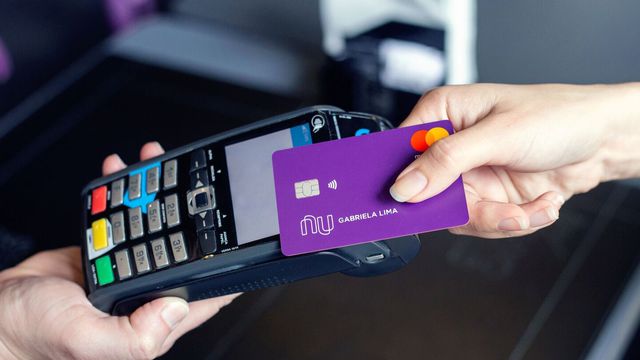 Nubank lança novo cartão que permite pagamento por indução