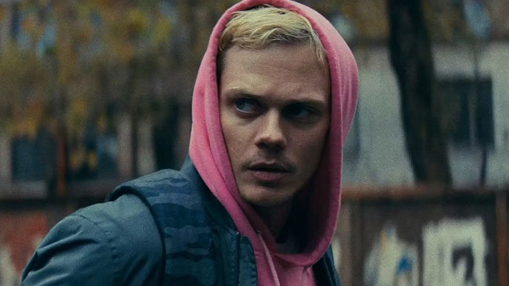 Homem loiro com moletom rosa