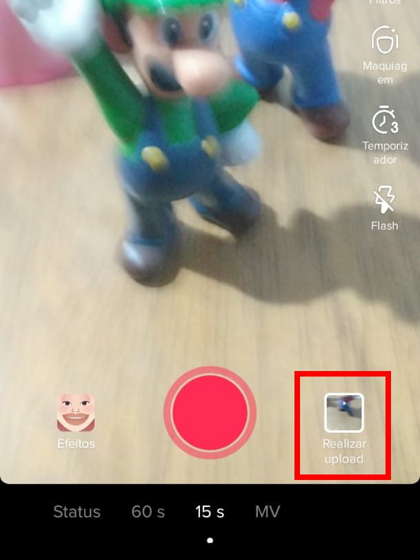 Na tela de gravação do vídeo, clique em "Realizar upload" e selecione um vídeo da galeria do seu celular (Captura de tela: Matheus Bigogno)