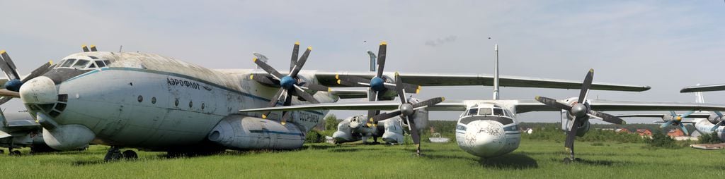Gigantesco avião quadrimotor se destaca em meio às demais aeronaves (Imagem: Reprodução/Clemens Vasters)