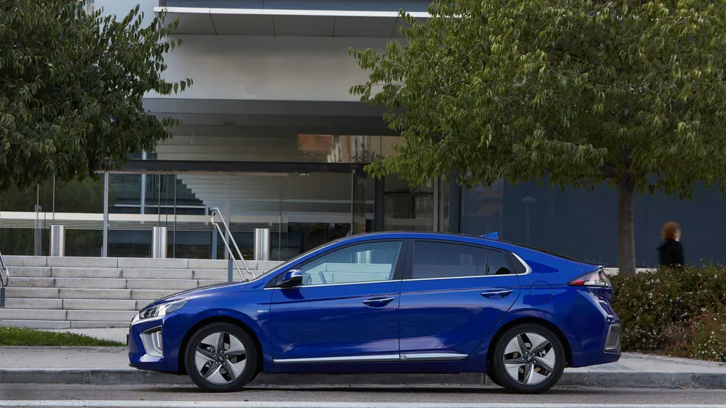 Hyundai Ionic chegará mais caro do que as versões atuais do Corolla híbrido (Imagem: Divulgação/Hyundai)