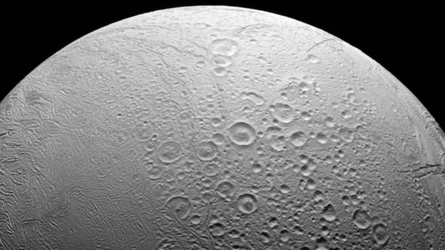 Uma das luas de Saturno está disparando neve nas luas vizinhas