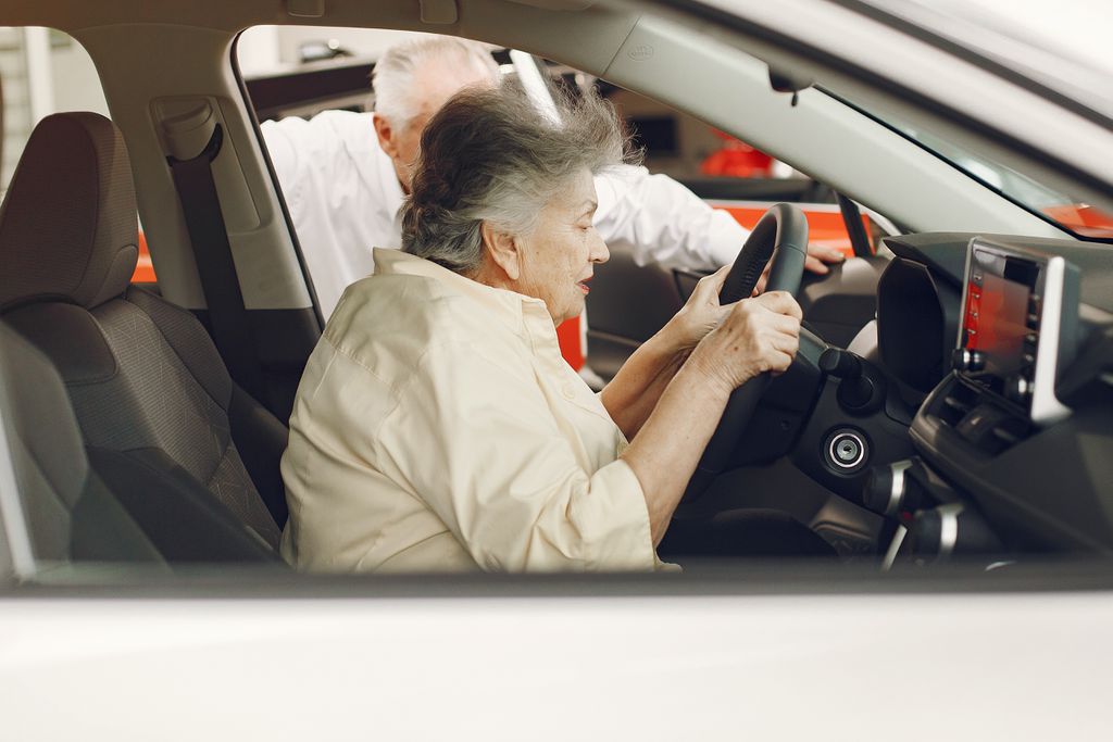 Número de idosos ao volante na Coreia do Sul aumentou 300% em 10 anos (Imagem: Prostooleh/Envato)