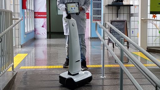 Este simpático robô aproxima pacientes internados com COVID-19 de suas famílias
