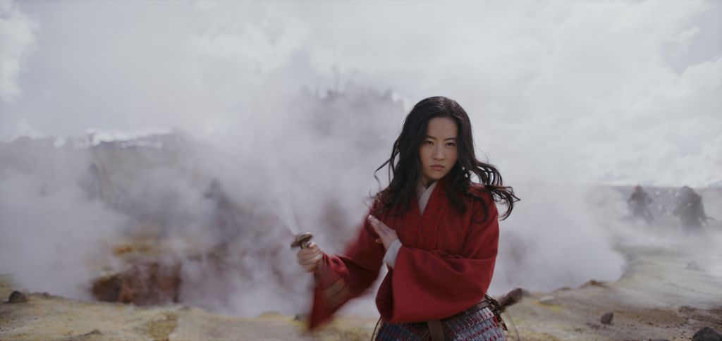 Yifei Liu dá vida à Mulan no live-action homônimo (Imagem: Divulgação / Disney)