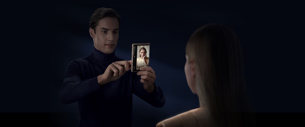 Modo espelho usa a tela dobrada para que fotógrafo e modelo vejam a imagem ao mesmo tempo (imagem: Royole)