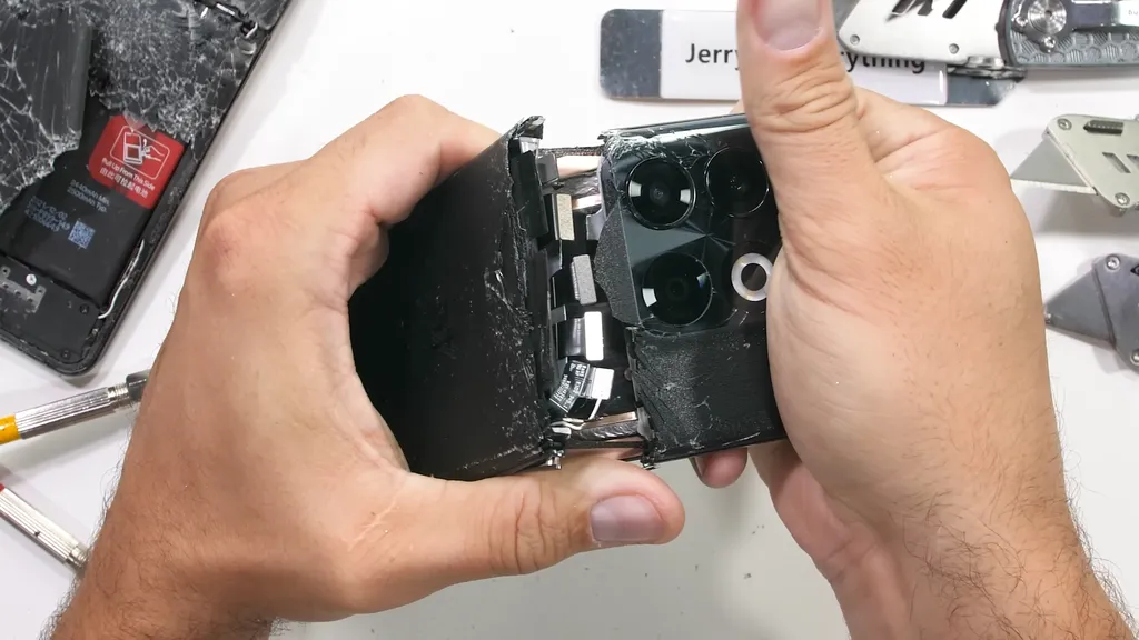 OnePlus 10T apresenta mesmos problemas estruturais do 10 Pro (Imagem: YouTube/JerryRigEverything)
