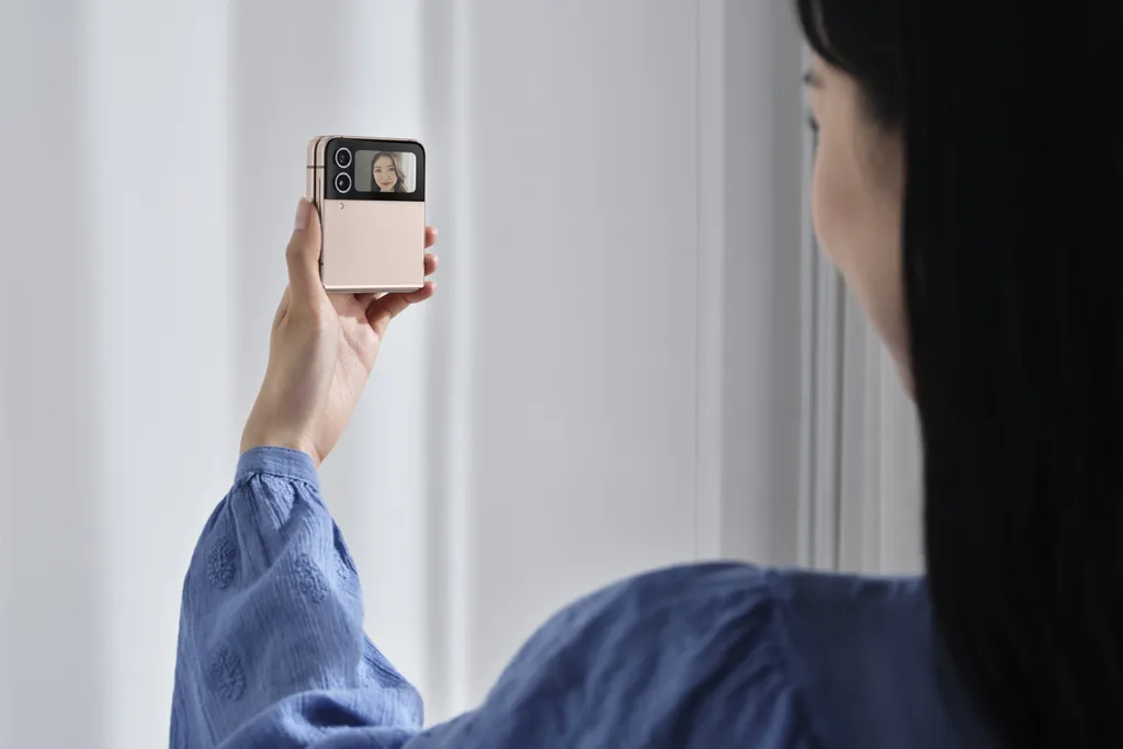 Com novo sensor principal de 12 MP e a tecnologia Nightography, a câmera traseira do Galaxy Z Flip 4 promete registrar imagens 65% melhor iluminadas (Imagem: Divulgação/Samsung)