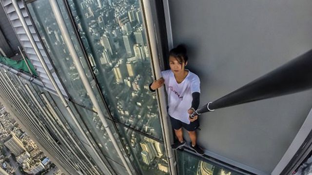 Chinês famoso por selfies perigosas filma a própria morte ao cair de prédio