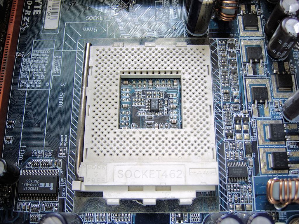 Socket A 462 foi um dos primeiros sockets de CPU proprietários exclusivo para processadores AMD. (Imagem: FxJ / Reprodução)