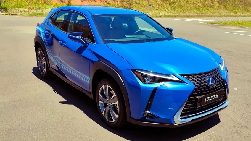 Dirigimos o Lexus UX 300e  SUV Toyota in dito no Brasil - 12