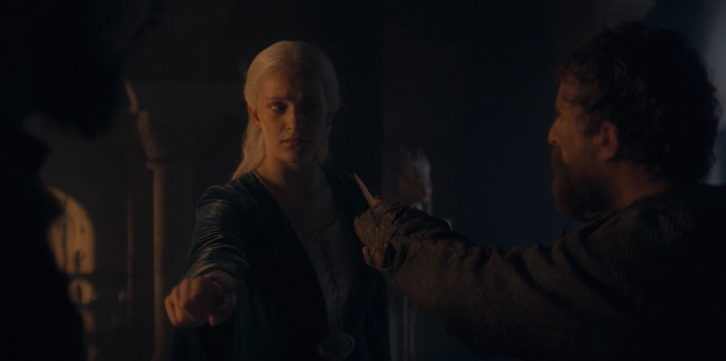Em A Casa do Dragão, Helaena aponta diretamente para Jaehaerys (Imagem: Reprodução/HBO)