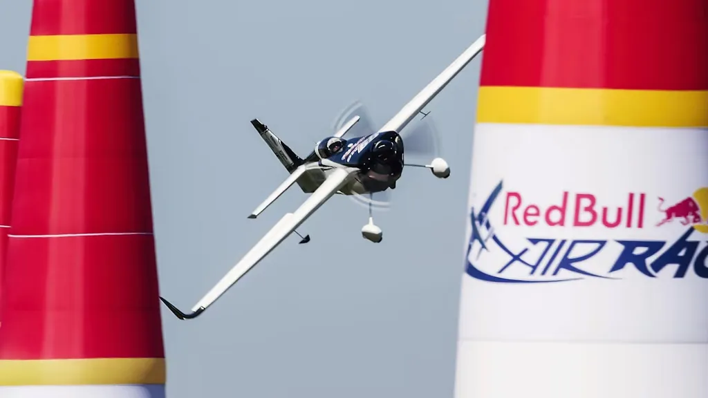 Aviões precisam passar pelos chamados Air Gates durante a corrida (Imagem: Divulgação/Red Bull)