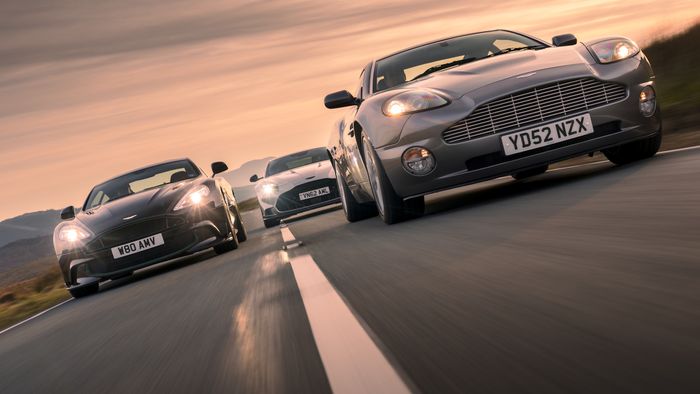 Aston Martin Vanquish: supercarro com motor V12 completa 25 anos