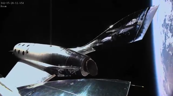 Após o fim do voo, a VSS Unity plana de volta à Terra (Imagem: Reprodução/Virgin Galactic)