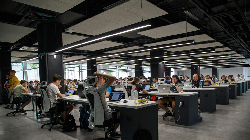 escritório com pessoas trabalhando