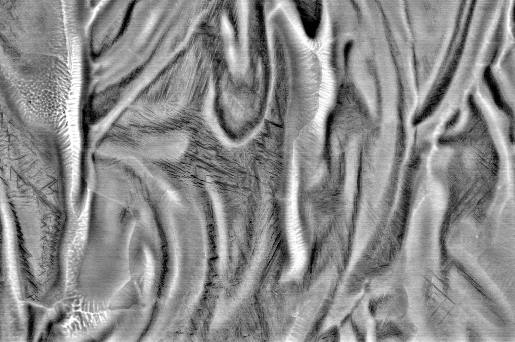 Microestrutura semelhante a lava na liga de titânio impressa em 3D (Imagem: Reprodução/CityU)