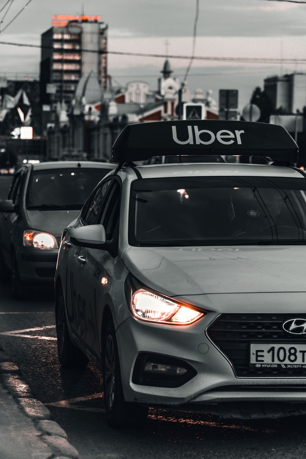 Decisão condena a Uber a registrar todos os motoristas com carteira assinada, mas empresa pode recorrer (Imagem: Viktor Avdeev/Unsplash)