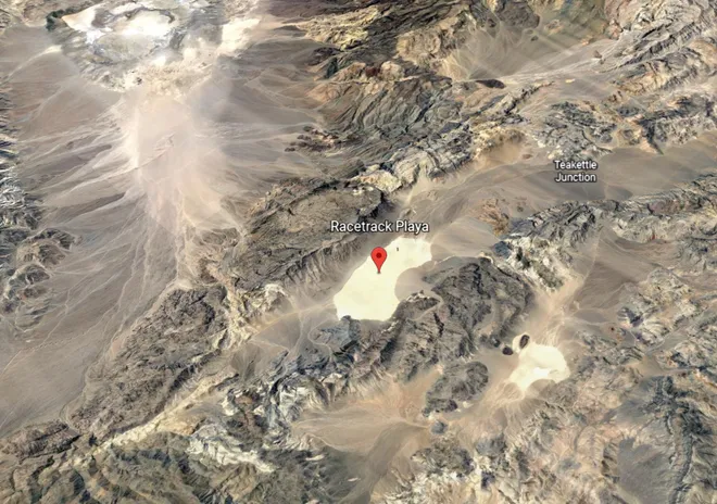 Racetrack Playa fica no Vale da Morte, na Califórnia, onde estão os pontos mais baixos da América do Norte, até 86 m abaixo do nível do mar (Imagem: Captura de Tela/Google Earth)