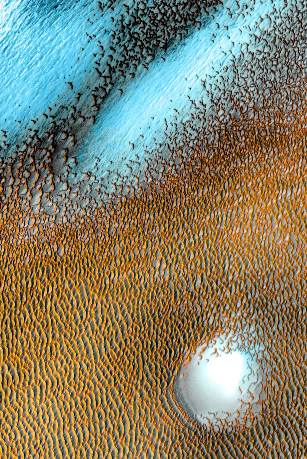 As partes mais quentes da dunas receberam tons amarelados, enquanto as mais frias são azuis (Imagem: Reprodução/NASA/JPL-Caltech/ASU)
