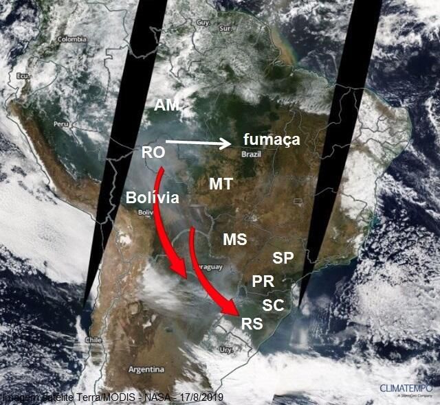 Pluma de fumaça saindo de Rondônia e da Bolícia em direção ao Sul do Brasil no dia 17 de agosto