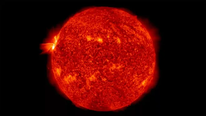 A explosão solar atingiu seu pico na madrugada do dia 17 de abril (Imagem: Reprodução/NASA/SDO)