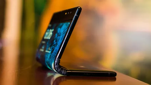 Smartphone dobrável FlexPai, da Royole, passa por teste extremo de qualidade