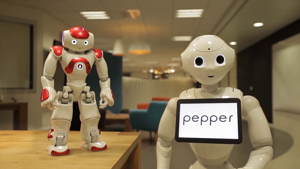 Da Softbank, os robôs NAO e Pepper foram desenvolvidos para a interação com humanos e podem auxiliar na área médica (Foto: Divulgação/ SoftBank)