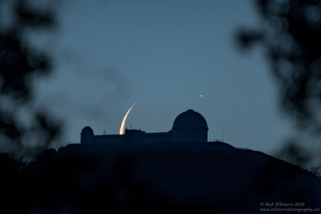 Na foto, o observatório oculta a Lua, que está prestes a ocultar Júpiter (Imagem: Reprodução/Rick Whitacre)