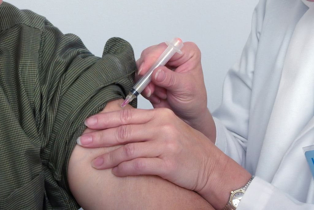 Vacinação contra a COVID-19 é indicada para pessoas com mais de 18 anos no Brasil (Imagem: Reprodução/ CDC/ Unsplash)
