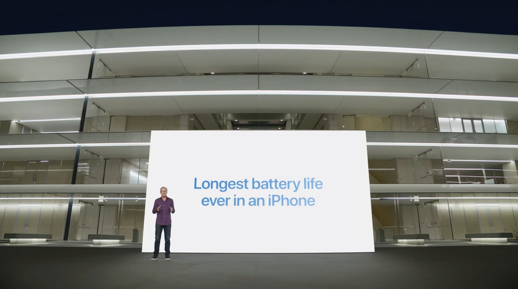 Durante evento, Apple destaca iPhone 13 Pro max com a bateria mais duradoura em um iPhone (Imagem: Reprodução/Apple)
