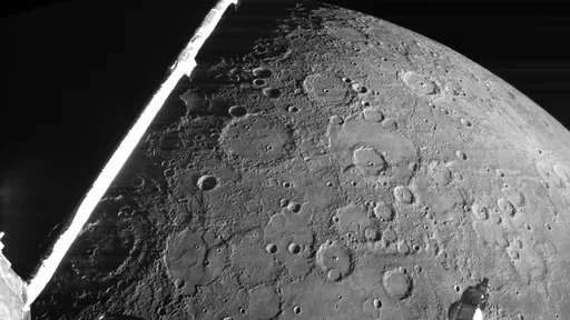 Nova foto da sonda BepiColombo revela detalhes da superfície de Mercúrio