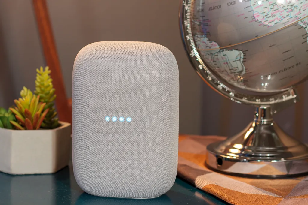 Google Nest Audio tem o formato retangular com bordas arredondadas (Imagem: Ivo Meneghel Jr/Canaltech)