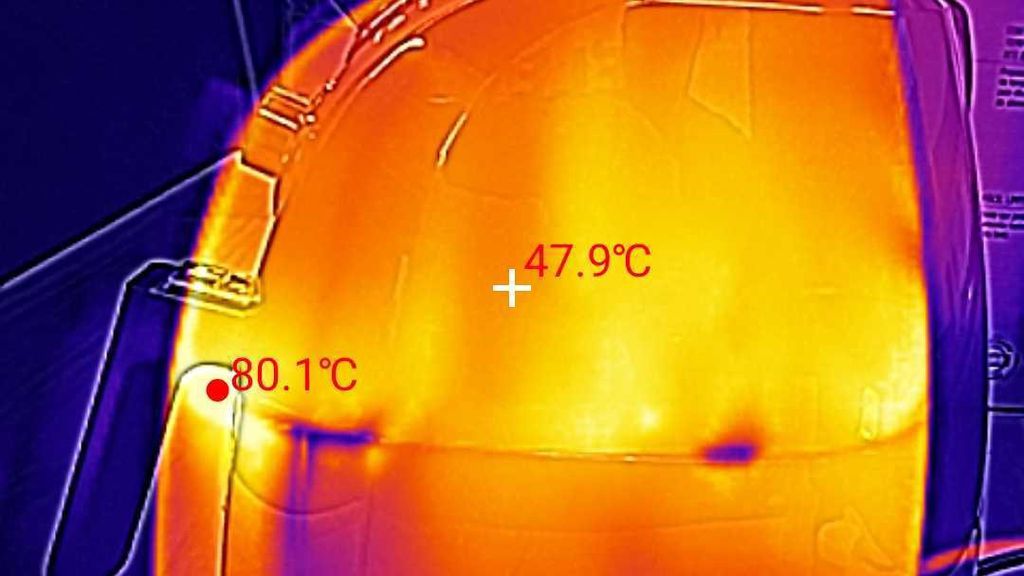 Temperatura externa da airfryer Mondial (Imagem: Diego Sousa/Canaltech)