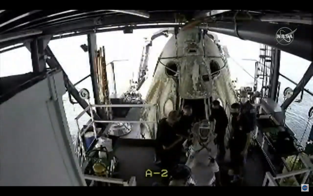 Astronautas da NASA voltam sãos e salvos à Terra a bordo de nave da SpaceX