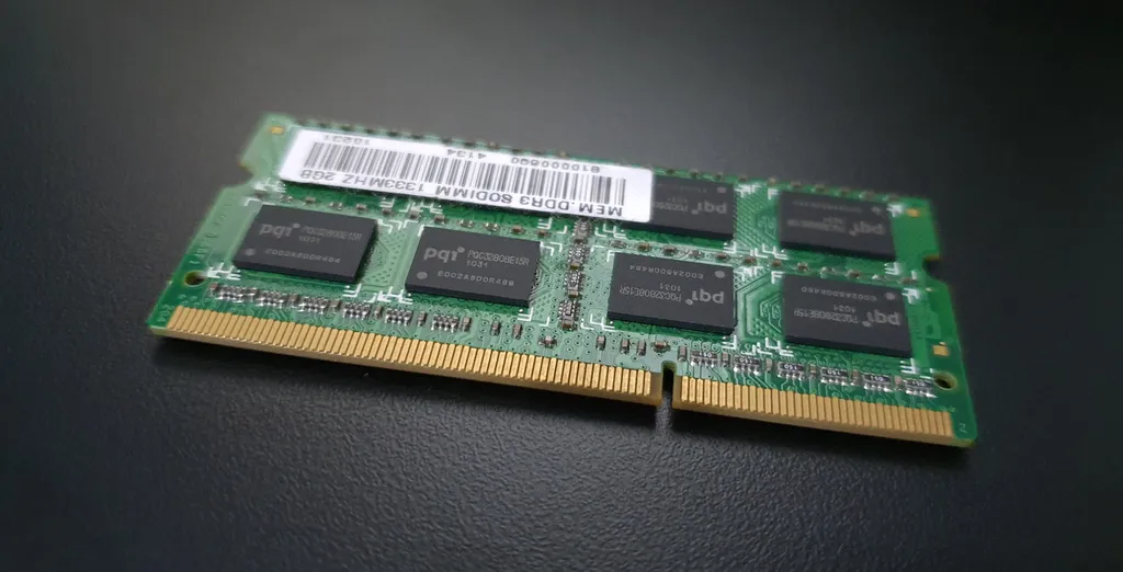 Apesar de latência menor, memórias DDR3 apresentavam taxas de transferência mais baixas que os módulos DDR4, atingindo 3.000 MT/s nos melhores casos (Imagem: Fábio Jordan/Canaltech)