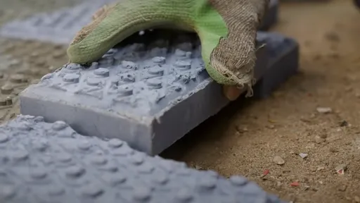 Engenheira queniana converte lixo plástico em material superior ao concreto