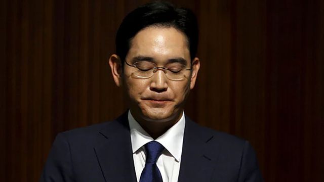 Líder da Samsung comparece a tribunal e pode ser preso mais uma vez