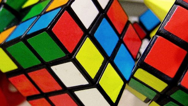 Cubo Mágico: jovem quebra recorde mundial do quebra-cabeça em 5,25 segundos