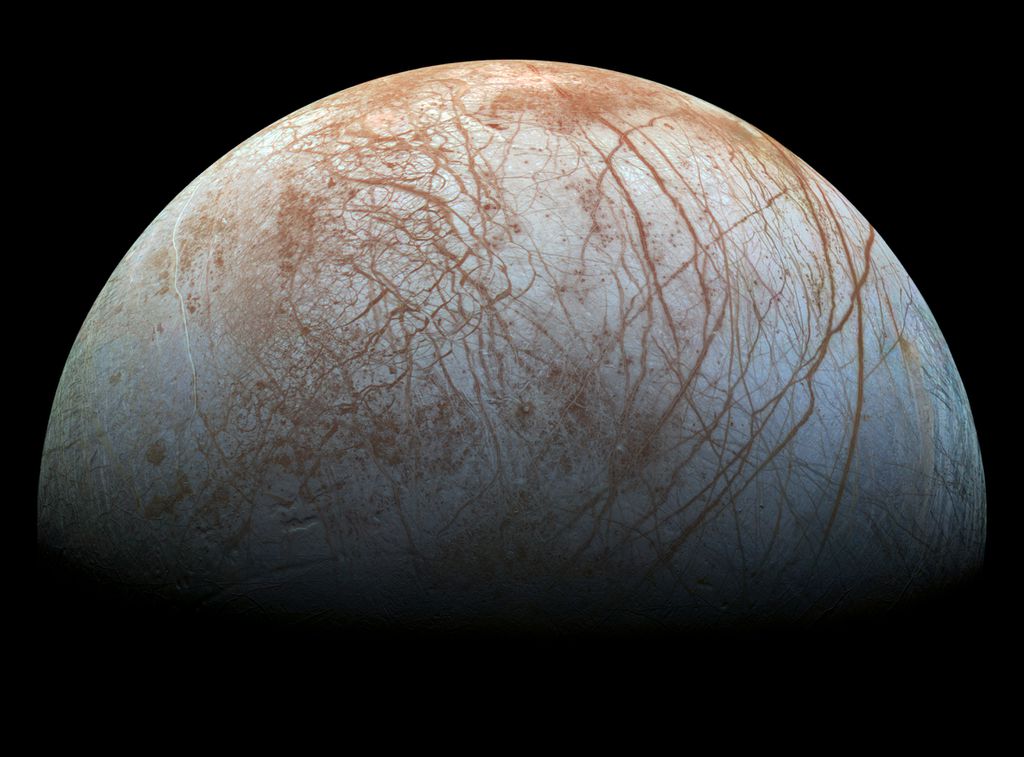 A lua Europa é objeto de estudo de cientistas que acreditam haver vida no satélite natural de Júpiter (Foto: NASA)